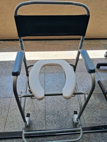 Cadeira de banho usada apenas por 2 meses.