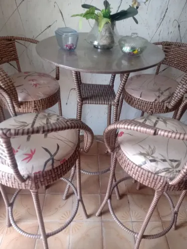 Conjunto de bistrô com as 4 cadeiras vendo urgente motivo viagem