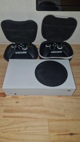 Xbox Séries S (Completo na caixa + 2 controles)