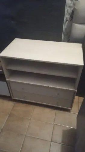 RACK PEQUENO PARA TV MATERIAL BOM A PARTE DE CIMA E SEPARADA PODENDO SER OUTRO MOVEL
