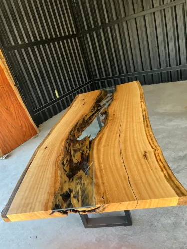 Mesa de madeira maciça de Pequiá
