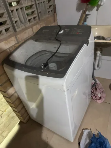 Vende-se máquina 12kg, defeituosa, mas ainda funciona