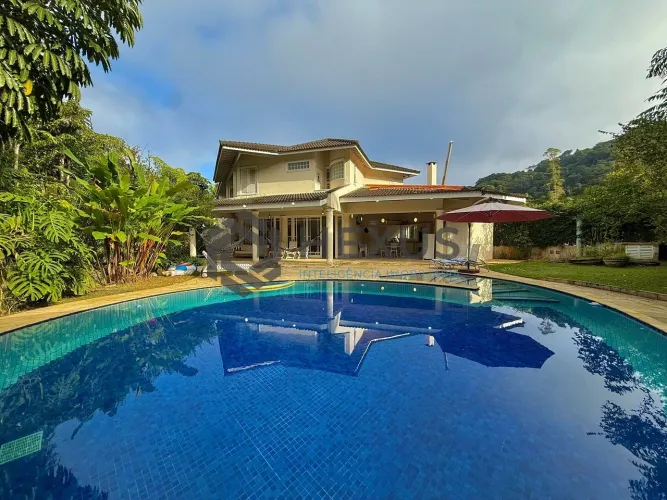 Casa em condomínio reformado com varanda e lazer no Granville na Enseada, Guarujá