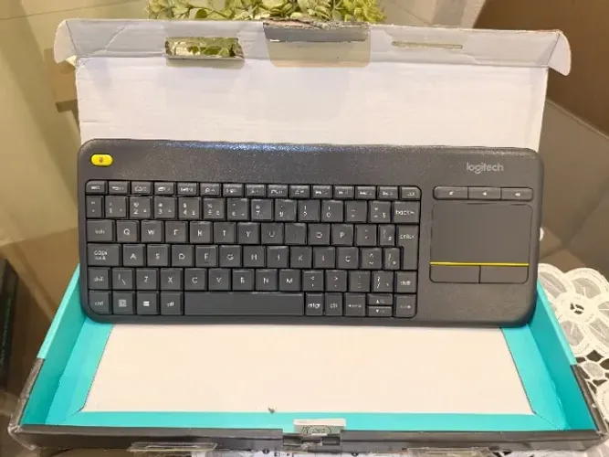 Teclado Logitech K400 Plus com Touchpad ? Novo