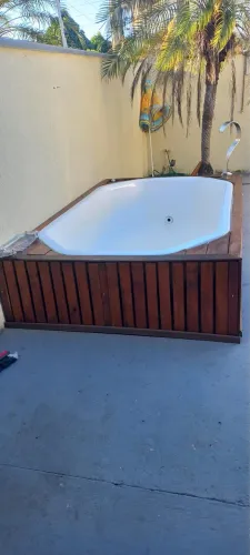 Piscina de Fibra com Deck de Madeira + Motor, Filtro e Kit Limpeza