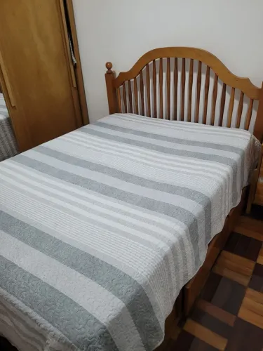 Cama de casal. Madeira maciça.