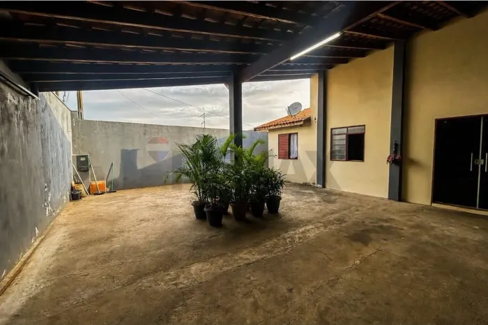 Casa á venda no Residencial Floresta com Edícula por R$230.000,00