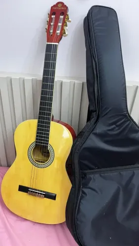 Violão com pouco uso
