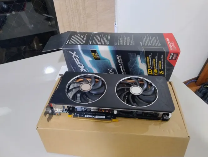 Placa de Vídeo AMD Radeon R9 270X (com defeito).