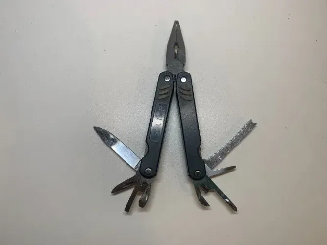 Alicate Multi-função SECTOR Tipo Leatherman Com Bainha e Lanterna (original)