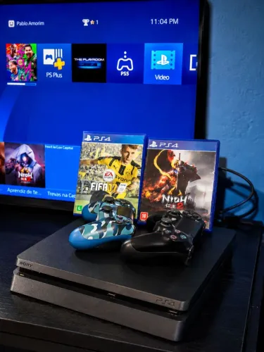 Ps4 slim 1 tb + 2 controles originais +brinde