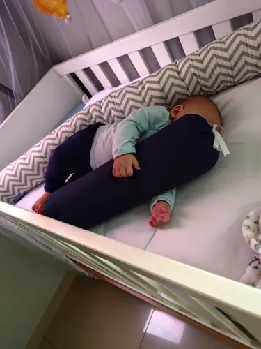 Lindo Berço Branco com regulagem de altura e que vira mini cama.
