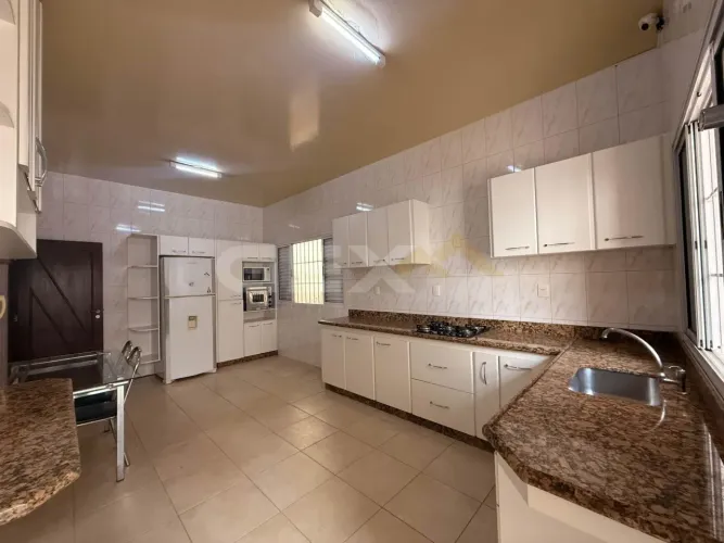 Casa à venda no bairro São José, 2 suítes, espaço gourmet e 2 vagas.