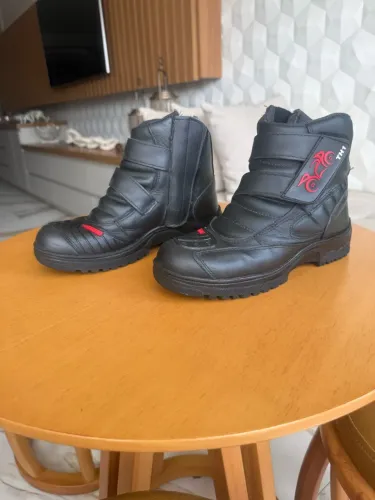 Bota motociclista masculina preta em borrachada