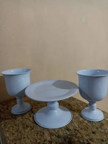 Vasos e bandeja para mesa de festa