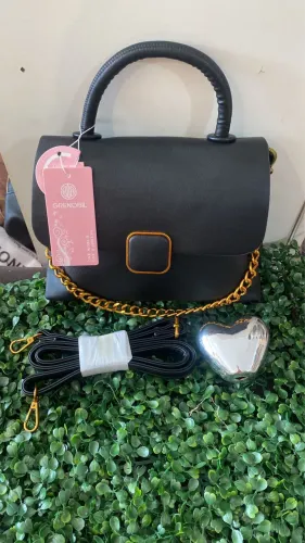 Trabalho vendendo roupas , bolsas , tênis e entre outras opções
