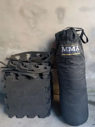 Vendo tatame e saco de pancada por 130$ Reais