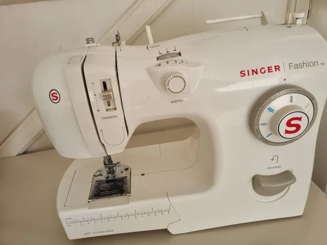 Vendo Máquina de costura reta Singer