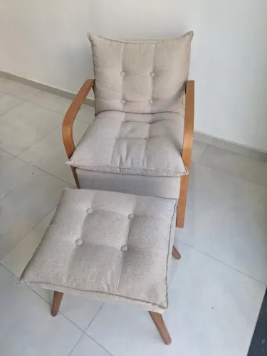 POLTRONA COM PUFF Com braços e pés de madeira