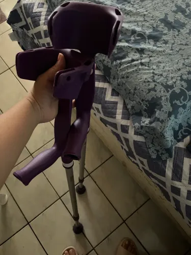 Vende-se duas muletas por 150,00.