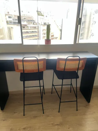 Banquetas estofada preta com madeira Tok Stok