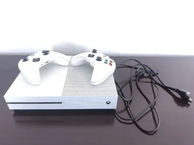 Xbox One S 1 TB + 2 Controles