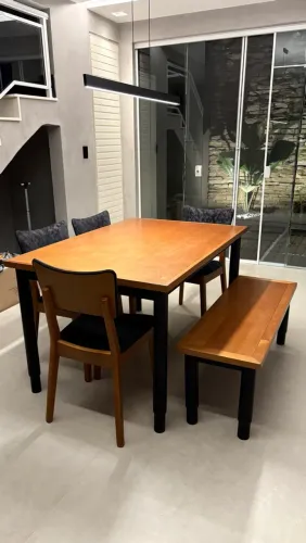 Conjunto mesa com 4 cadeiras e banco em madeira