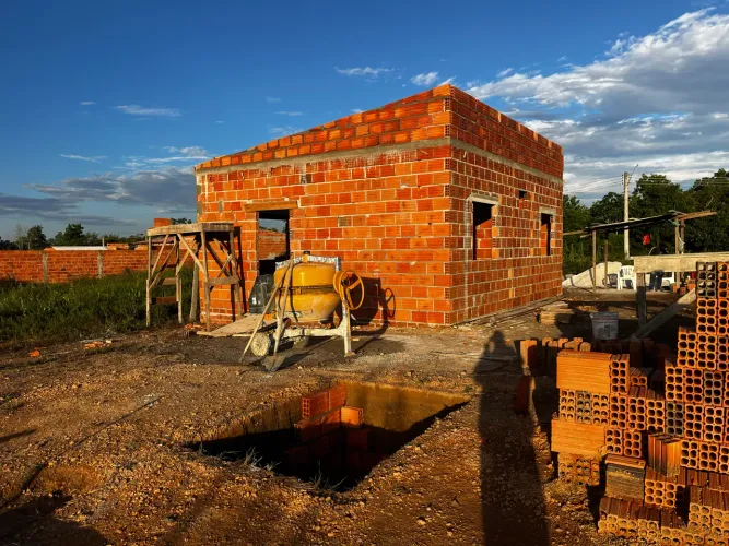 Repasse de terreno com casa em construção