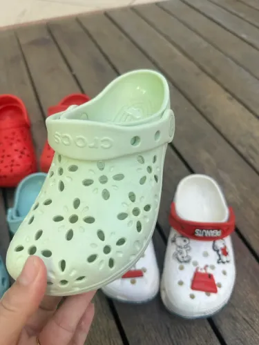 Vendo 4 CROCS infantil Menina 