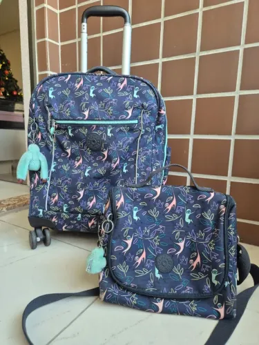 Kit Kipling Original: Mochila de Rodinhas + Lancheira Térmica - Estampa Exclusiva