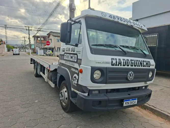 Caminhão plataforma 6.50 metros, ano 2014