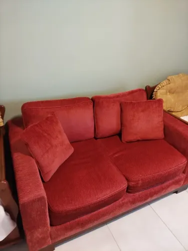 Sofá de dois lugares vermelho
