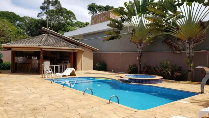 Casa de condomínio para venda tem 329 metros quadrados com 3 quartos