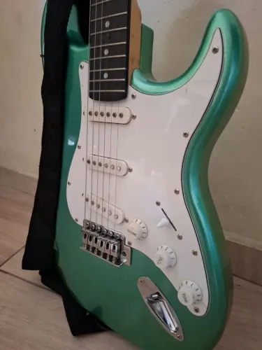 Guitarra Stratocaster EW Guitars - Verde Metálico (Surf Green) | Ótimo Estado