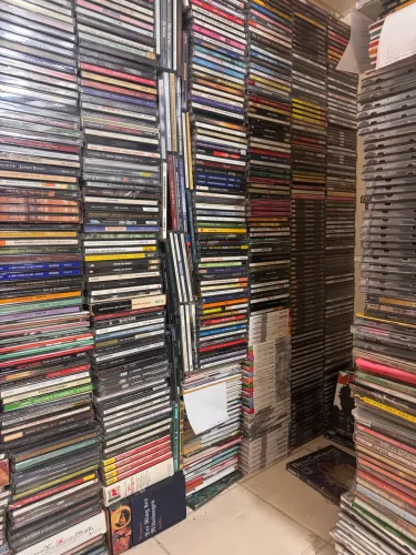 1200 CDs originais usados e novos para venda