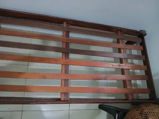 Cama de solteiro de madeira