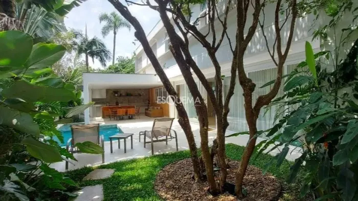 Casa com piscina em condomínio fechado, próxima à Waldorf Rudolf Steiner