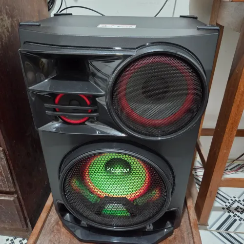 Vende se um aparelho de som da marca lg com nota fiscal, modelo cl98 com 3500 RMs de pote