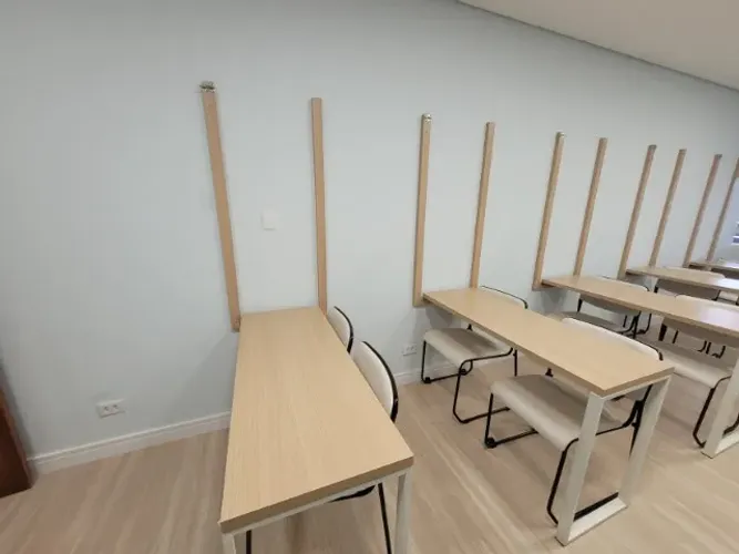MESA RETRÁTIL DOBRÁVEL EM MARCENARIA E SERRALHERIA com estrutura: 0,57 x 1,27
