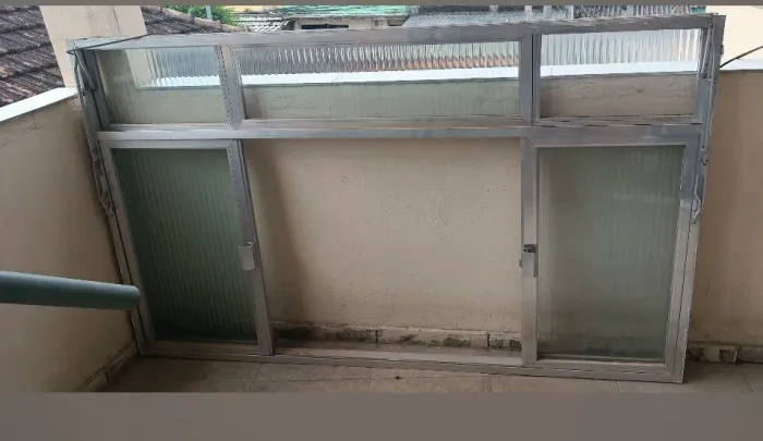 Janela de alumínio e grade com porta