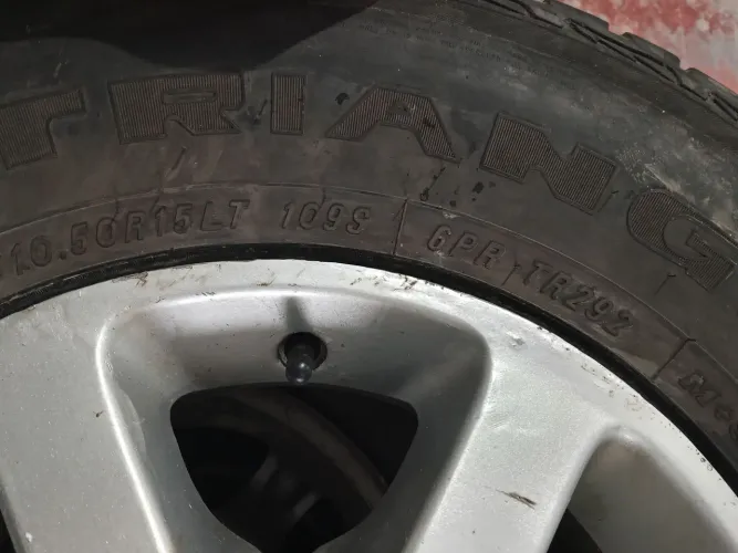 Vende se 4 peneus  semi novos 