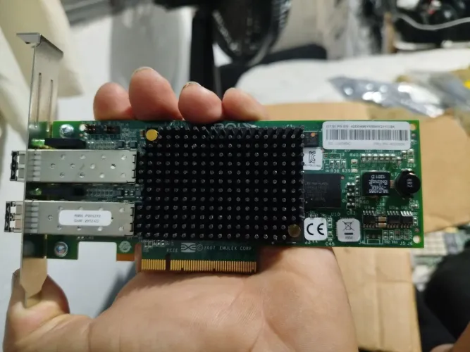 host (HBA) Emulex LightPulse LPe12002 de 8 Gbps, projetada com duas portas Fibre Channel.
