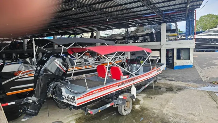 Vende-se  Barco todo completo.