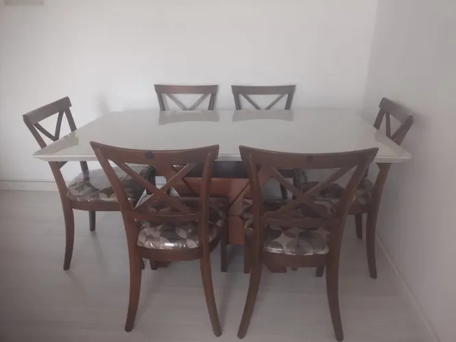 Mesa de jantar com 6 cadeiras 