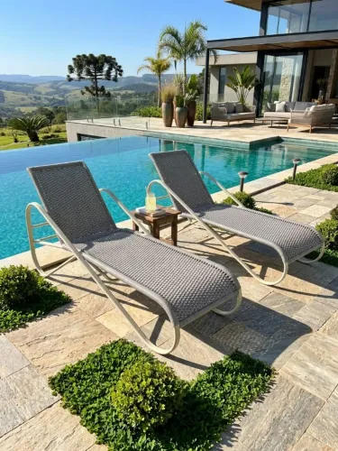 Par de Espreguiçadeiras de Luxo - Fibra Sintética Fendi / Varanda e Piscina (Impecáveis)
