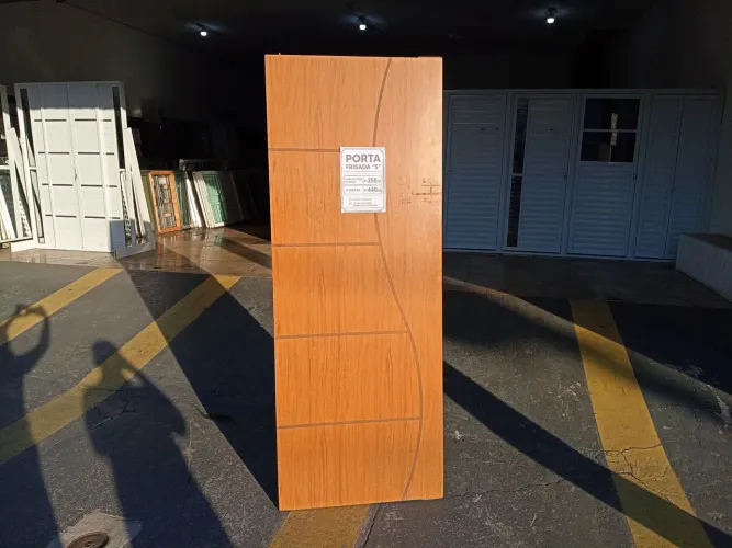 PROMOÇÃO DE PORTA DE MADEIRA! PORTA FRISADA "S" ENCERADA,TRATADA E COM FURO DA FECHADURA