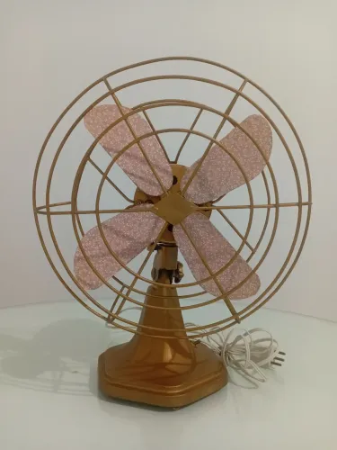 Ventilador Vintage de Mesa em Metal Dourado - Funcional e Decorativo - Peça Única