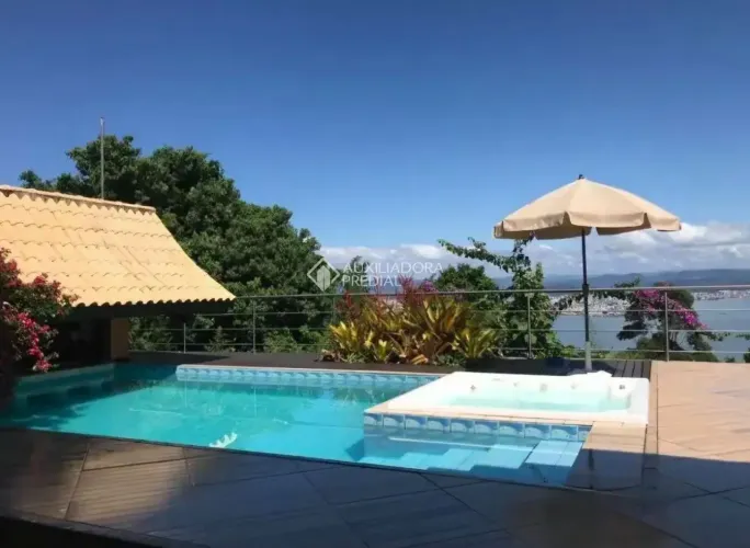 Casa residencial com 410m²! Possui excelente amplo espaço com 4 dormitórios sendo 1 suíte
