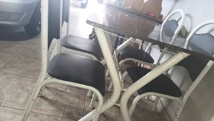 Mesa de mármore 4 cadeiras