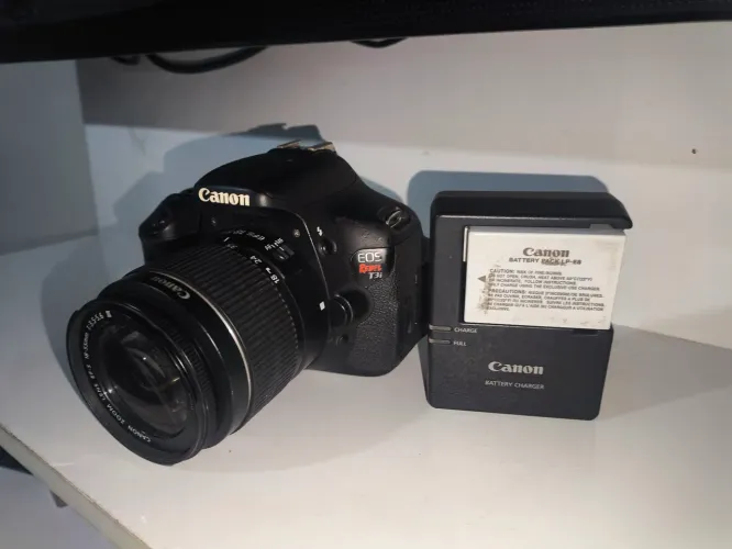 Canon T3I com tela retrátil carregador e bateria lente EFS 18 55
